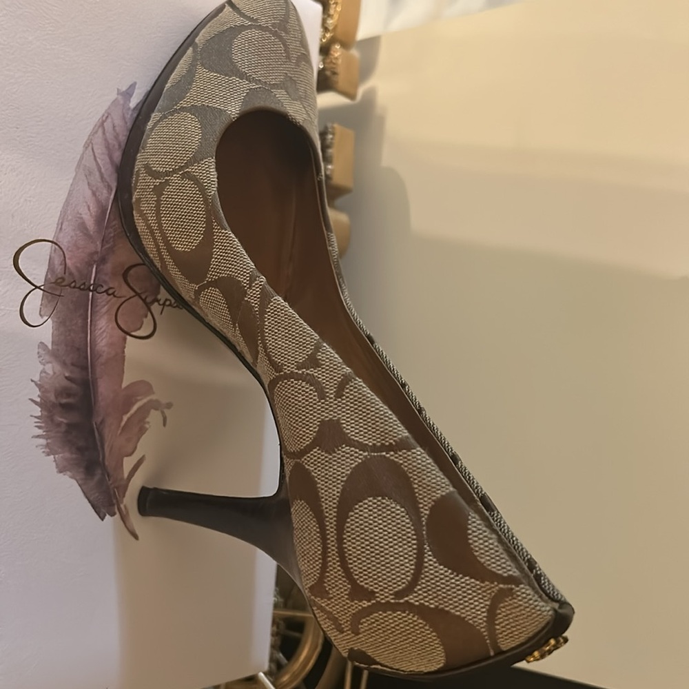 Coach heels in brown, size 7b - Picture 7 of 7